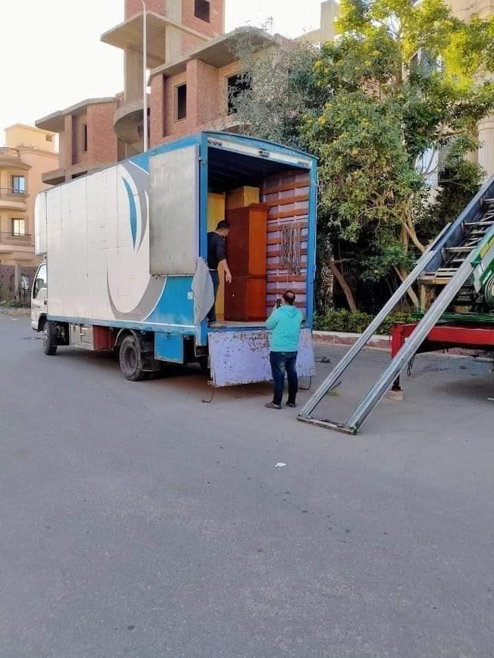 سيارة نقل أثاث مناسبة لخدمة الهرم
