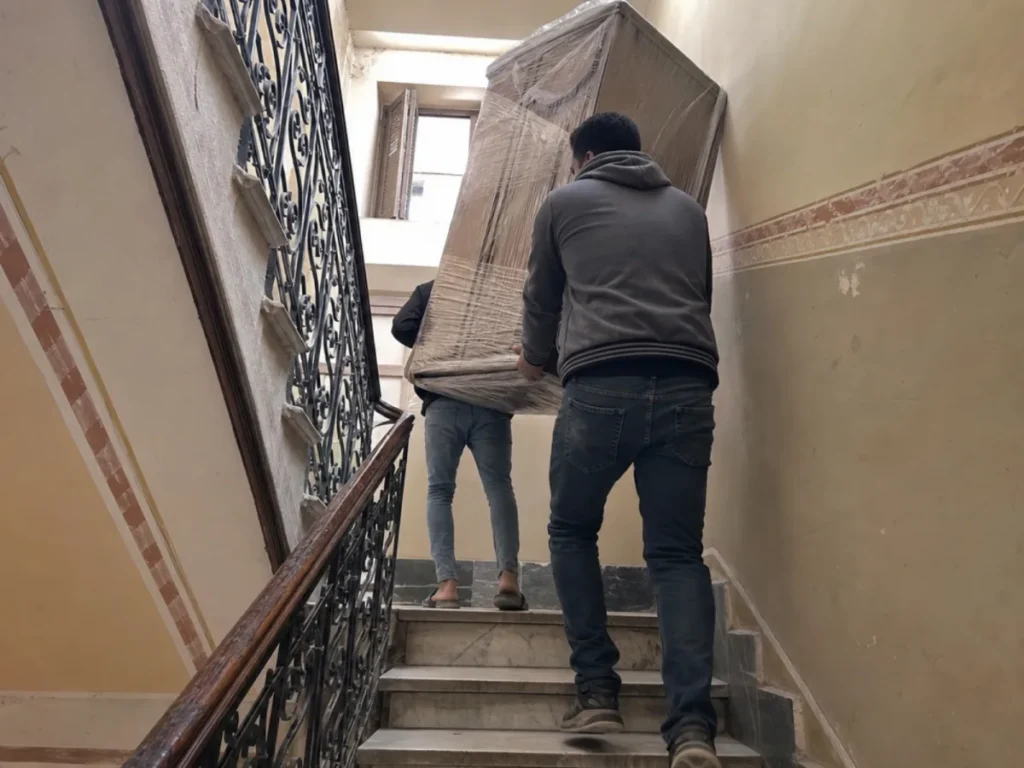 حمل دولاب على سلم ضيق كأحد العوامل المؤثرة في تكلفة النقل